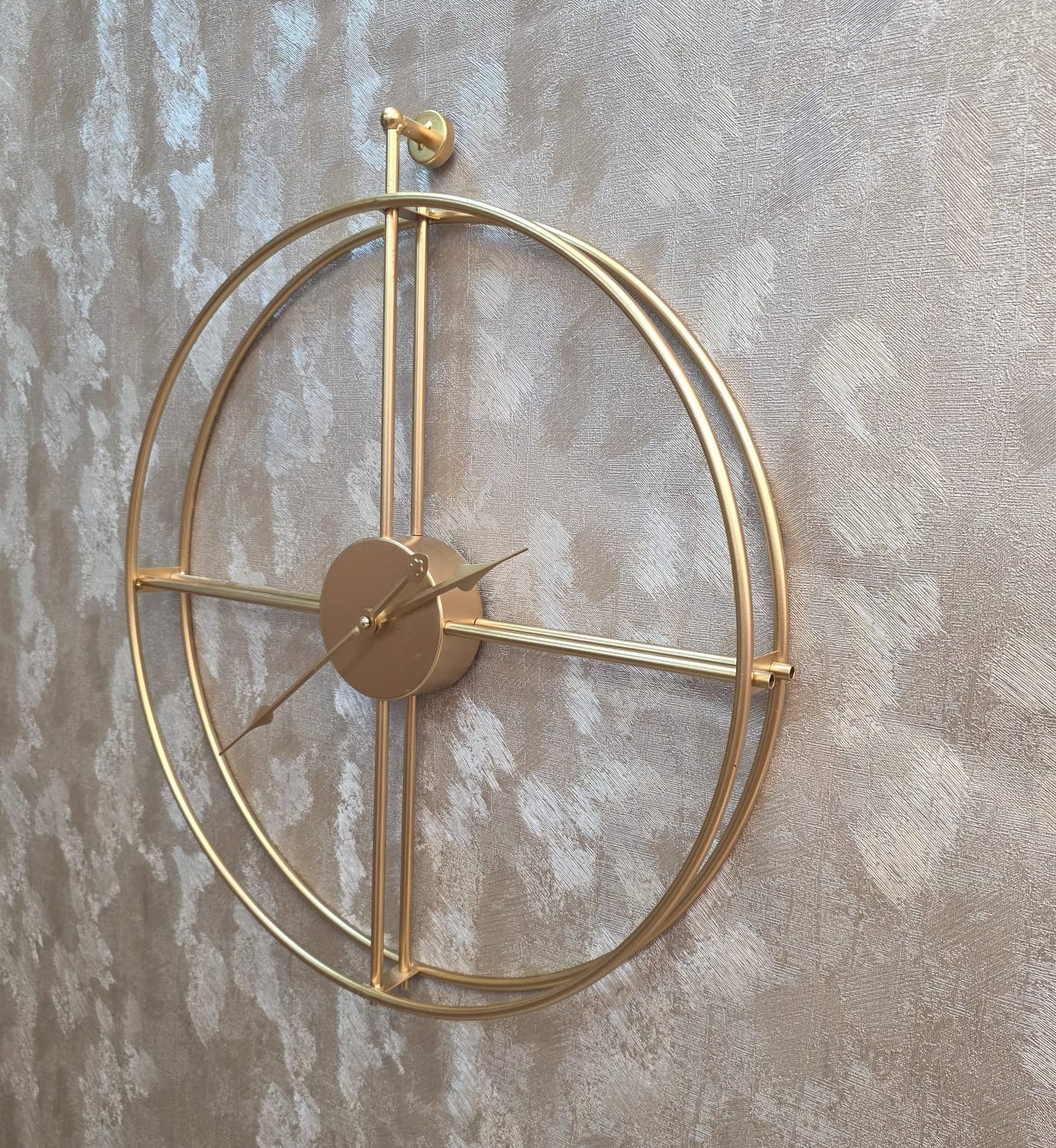 Minimalist Double-Ring Wall Clock – Open Frame Design – Black & Gold