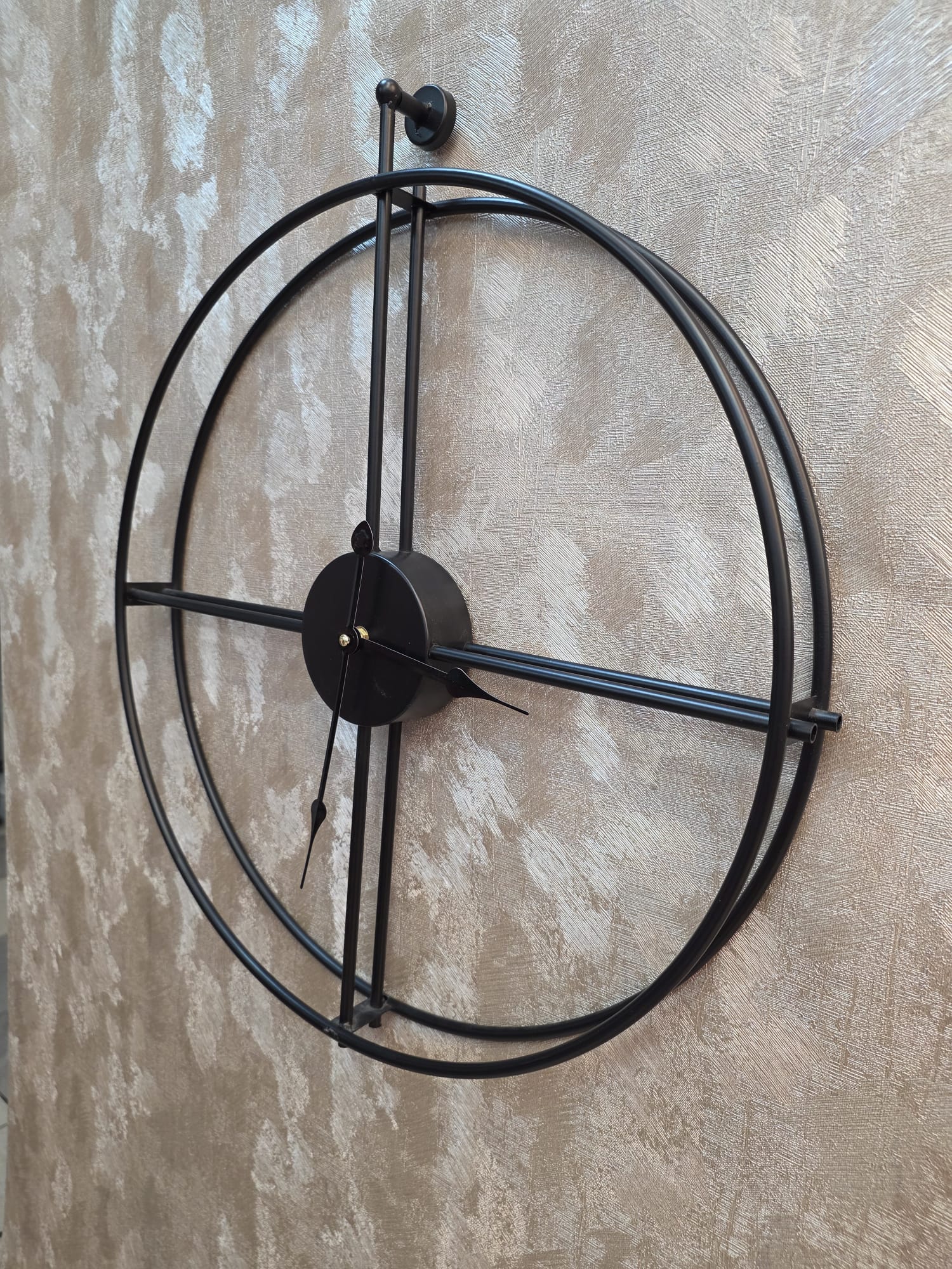 Minimalist Double-Ring Wall Clock – Open Frame Design – Black & Gold