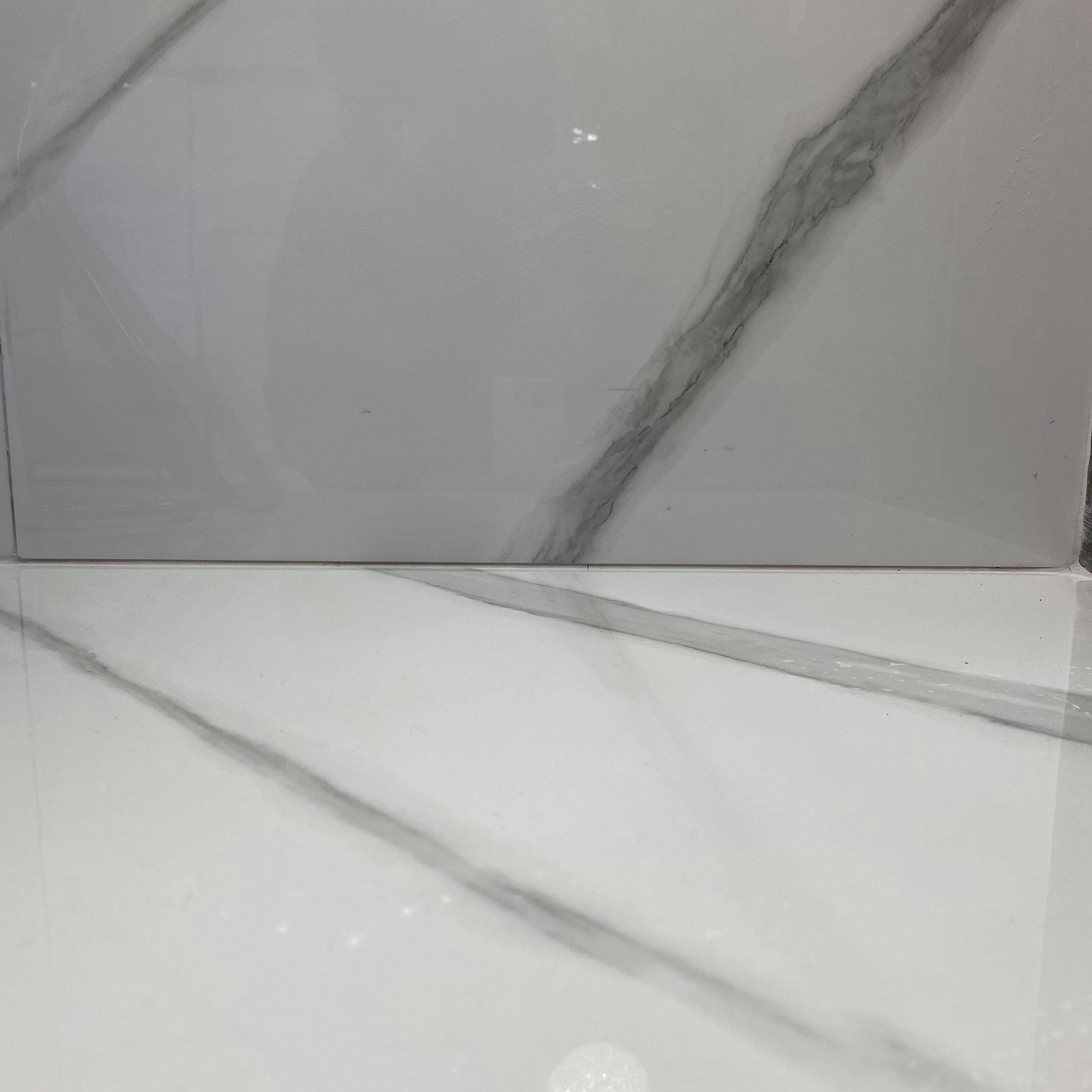 White glossy porcelain tile || 1200 x 600 x 10.5 mm, YFT126101