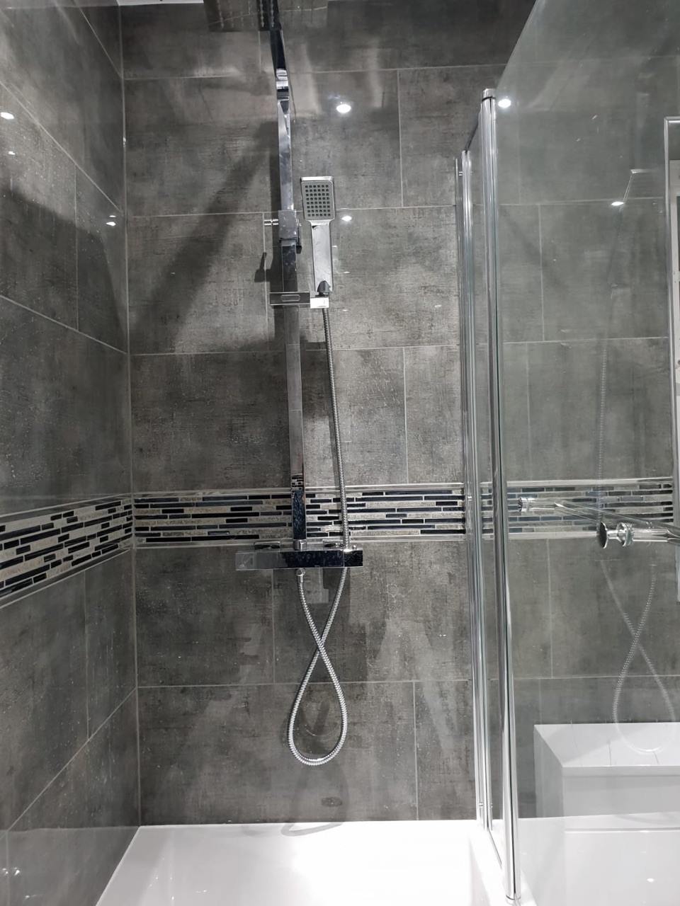 Black Glass & Stone Lined Mosaic Tiles-300*300*8mm-11sheet-1m2-PTLN-06-01