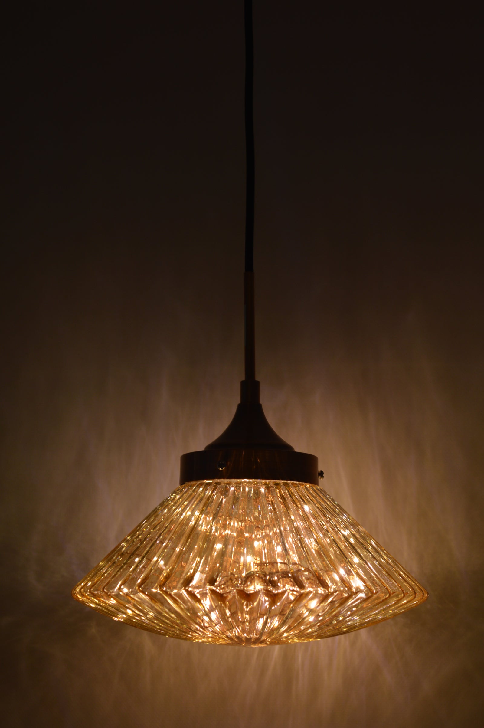Modern Copper Glass Pendant Light – Elegant Ribbed Hanging Ceiling Lamp