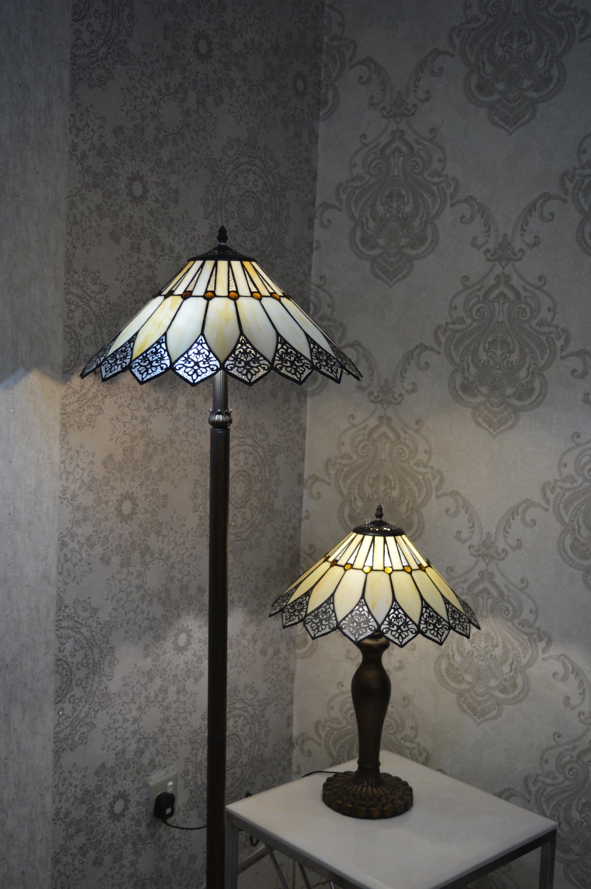 Luxury Gold Circular Crystal LED Small Table Lamp Modern Ring Bedside Lamp Home