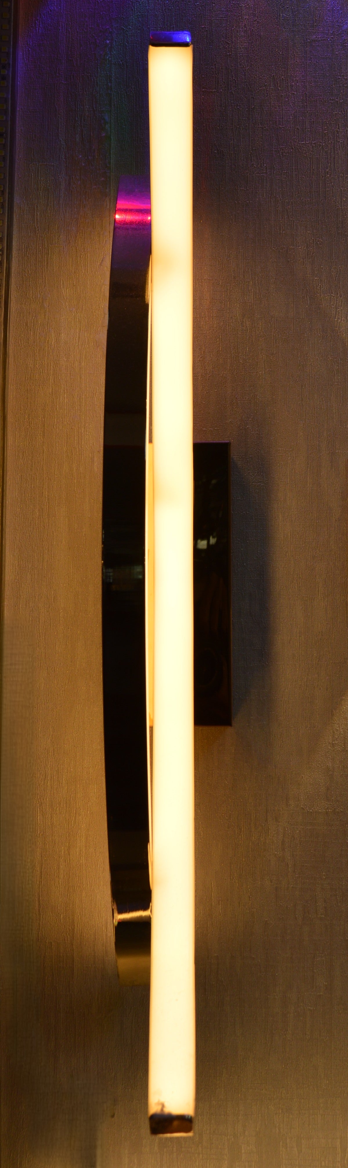 Modern Gold LED Wall Light – Contemporary Curved Decorative Wall Sconce