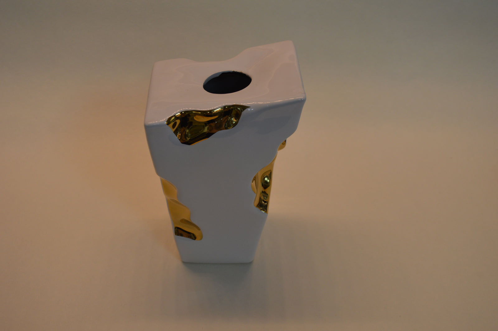 Home Décor White Cheese Flower Vase Ornaments in three different sizes -Gold