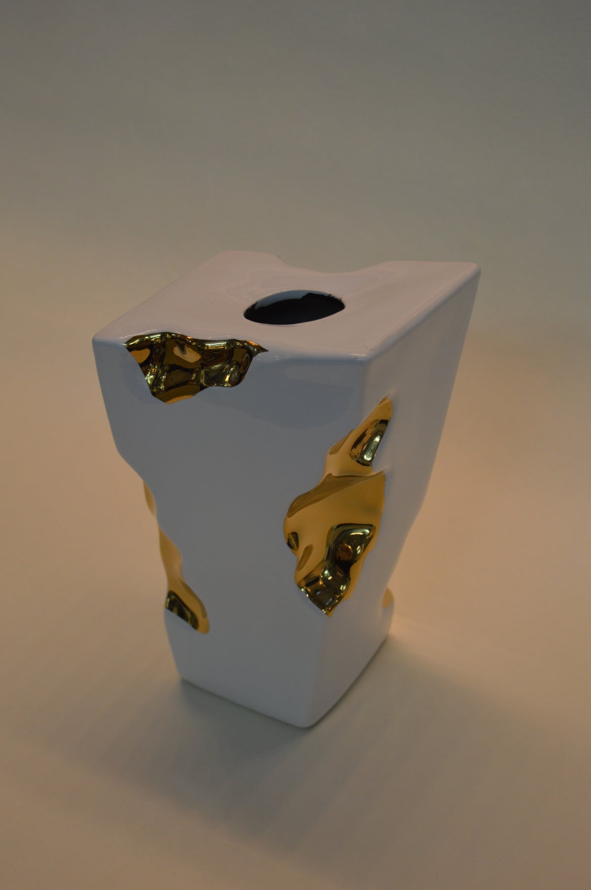 Home Décor White Cheese Flower Vase Ornaments in three different sizes -Gold