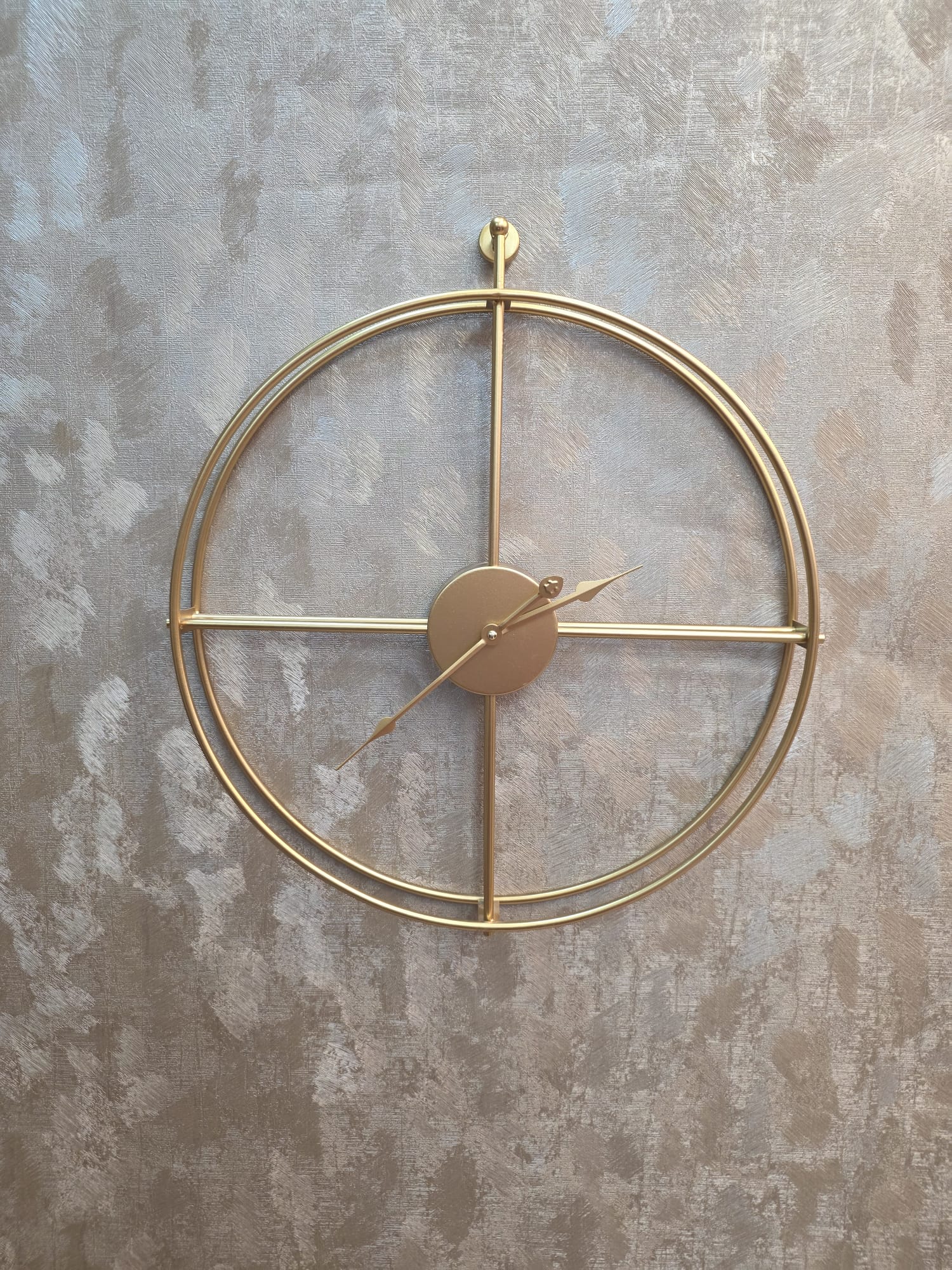 Minimalist Double-Ring Wall Clock – Open Frame Design – Black & Gold