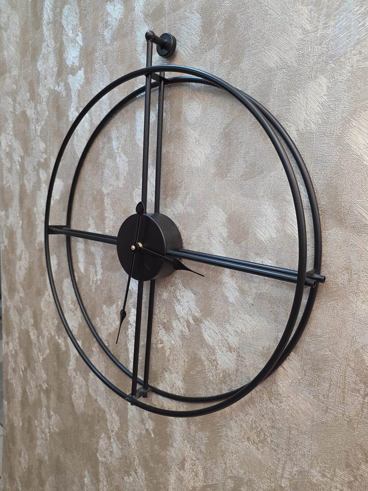 Minimalist Double-Ring Wall Clock – Open Frame Design – Black & Gold