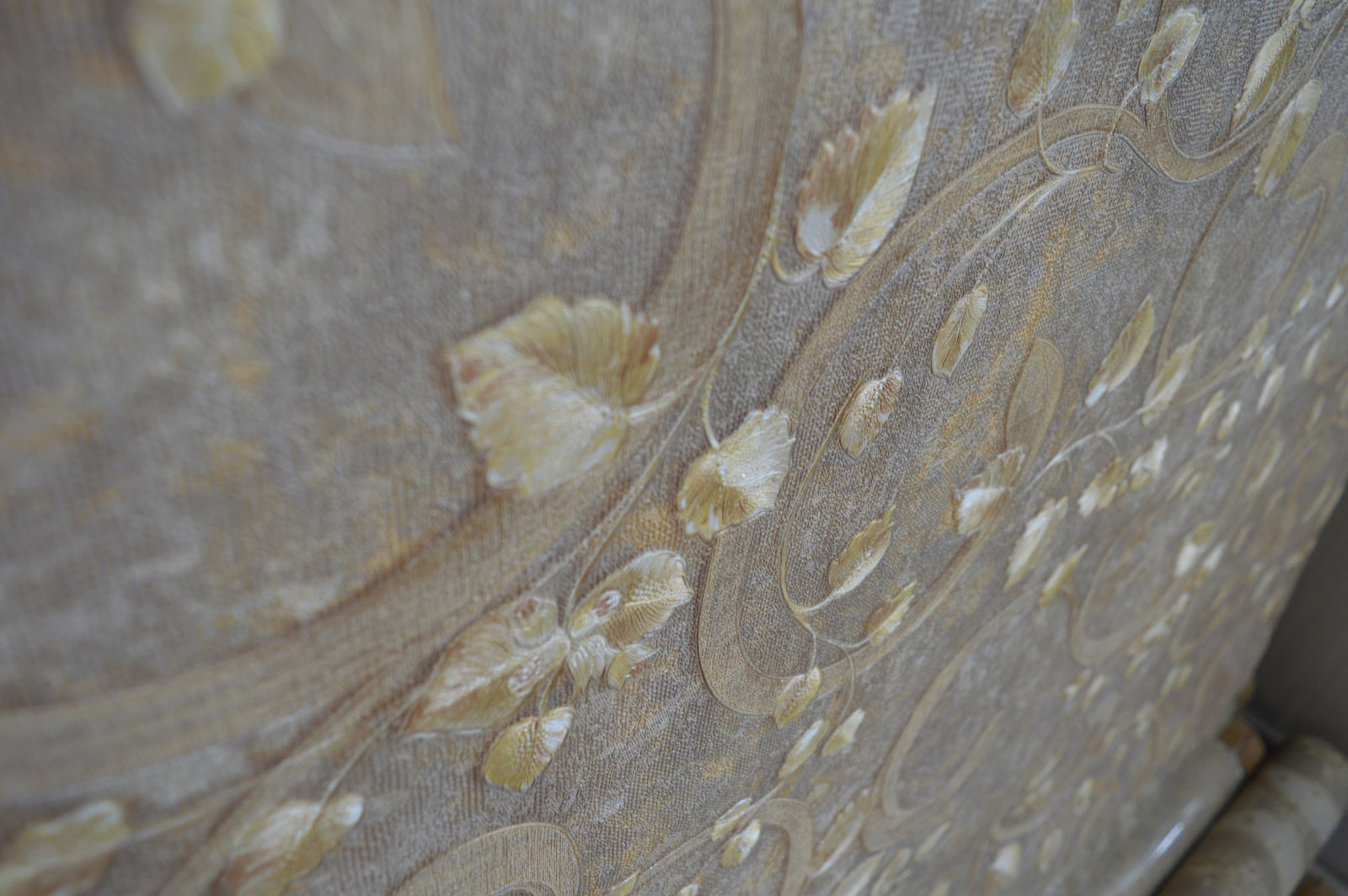 Golden leaves beigescale wallpaper