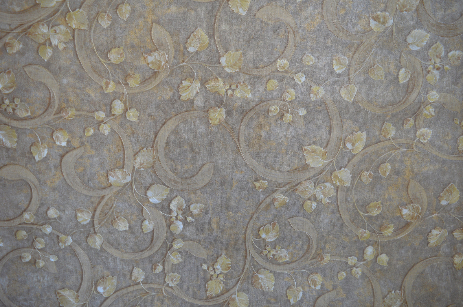 Golden leaves beigescale wallpaper