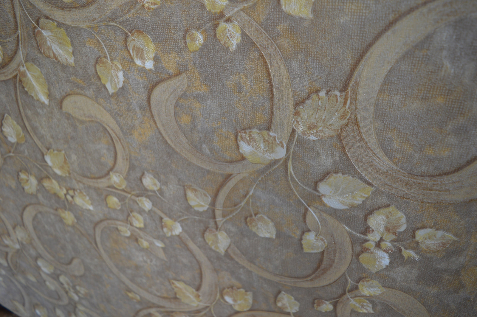 Golden leaves beigescale wallpaper