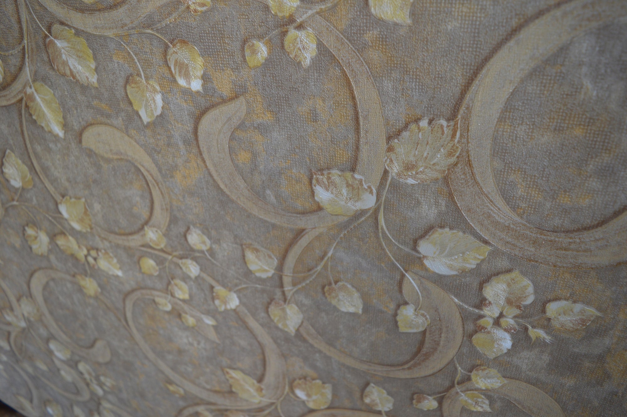 Golden leaves beigescale wallpaper