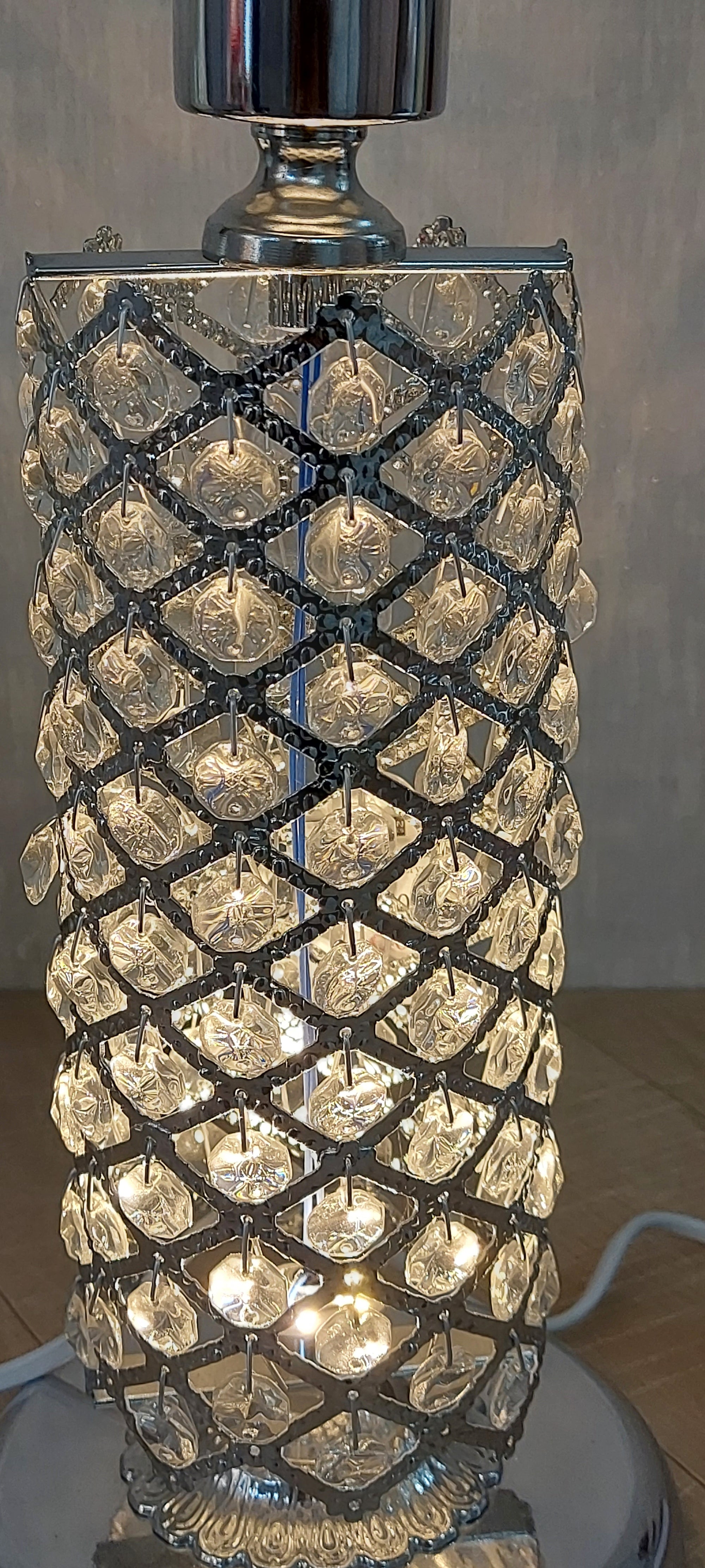 Thin metallic frame crystallic table lamp with incorporated LED [HGC01 | HSC01]