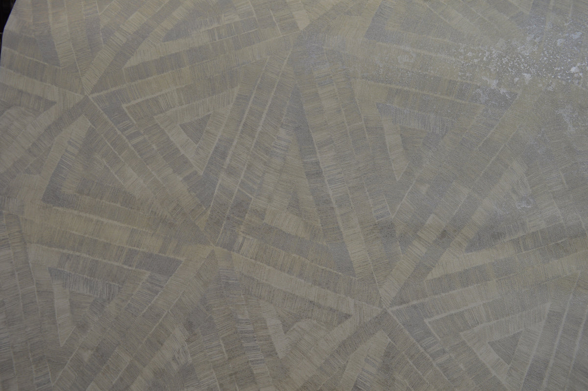 Multiwhite tones imprint in triangular shape luxury wallpaper