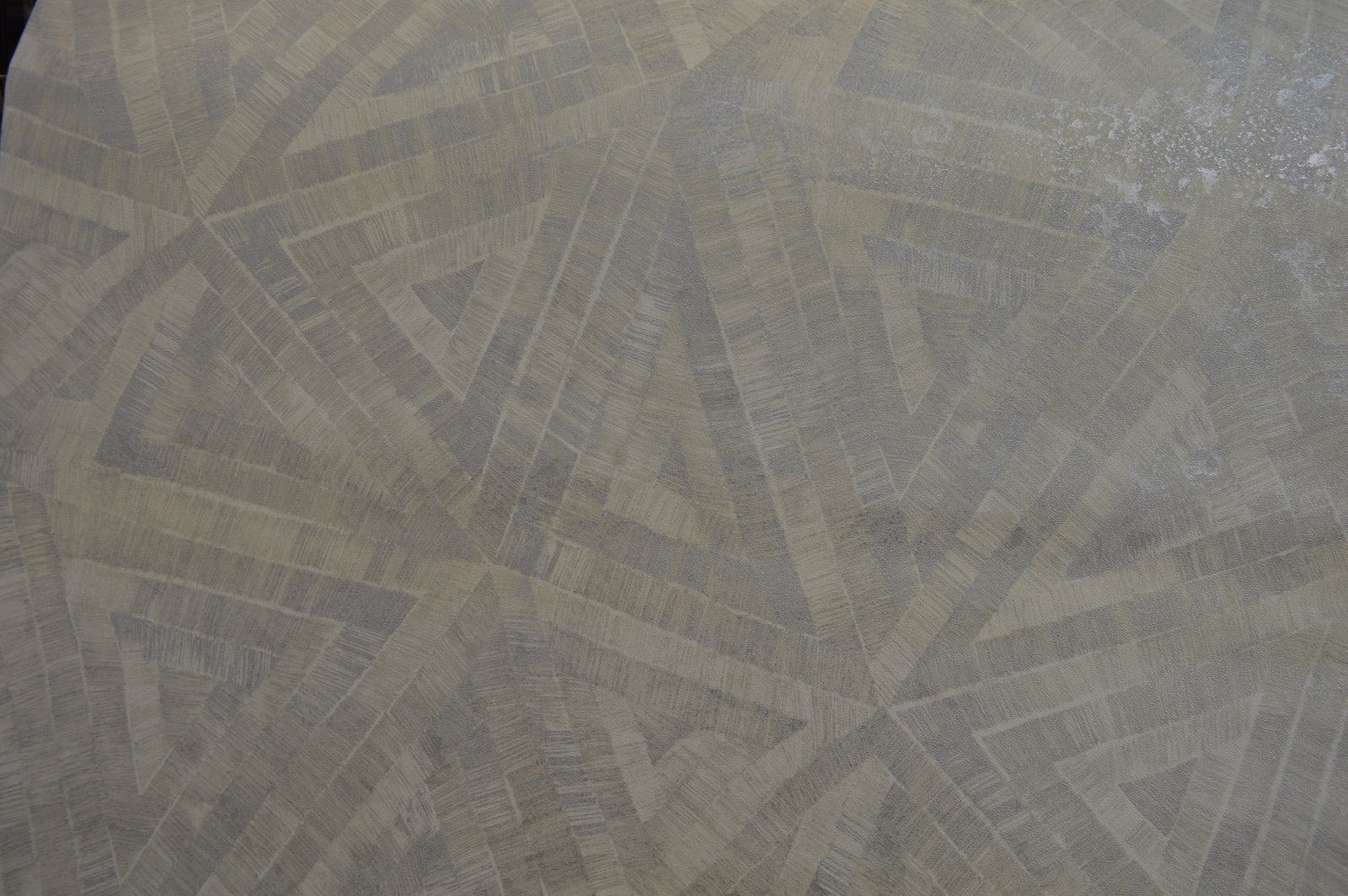 Multiwhite tones imprint in triangular shape luxury wallpaper