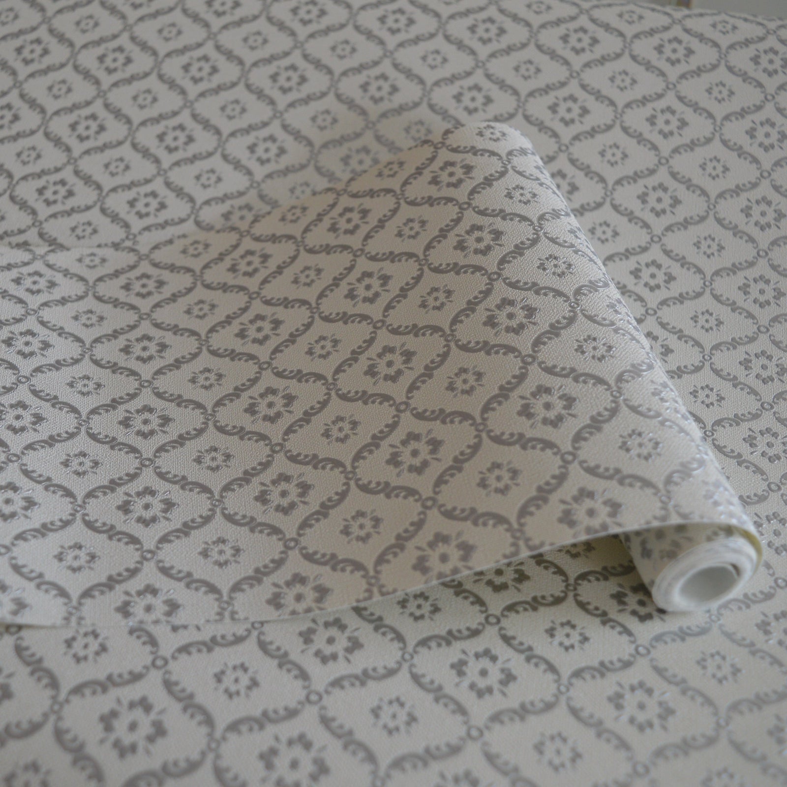 White & Silver Victoria Sawoy Wallpapers - DK.17175-5