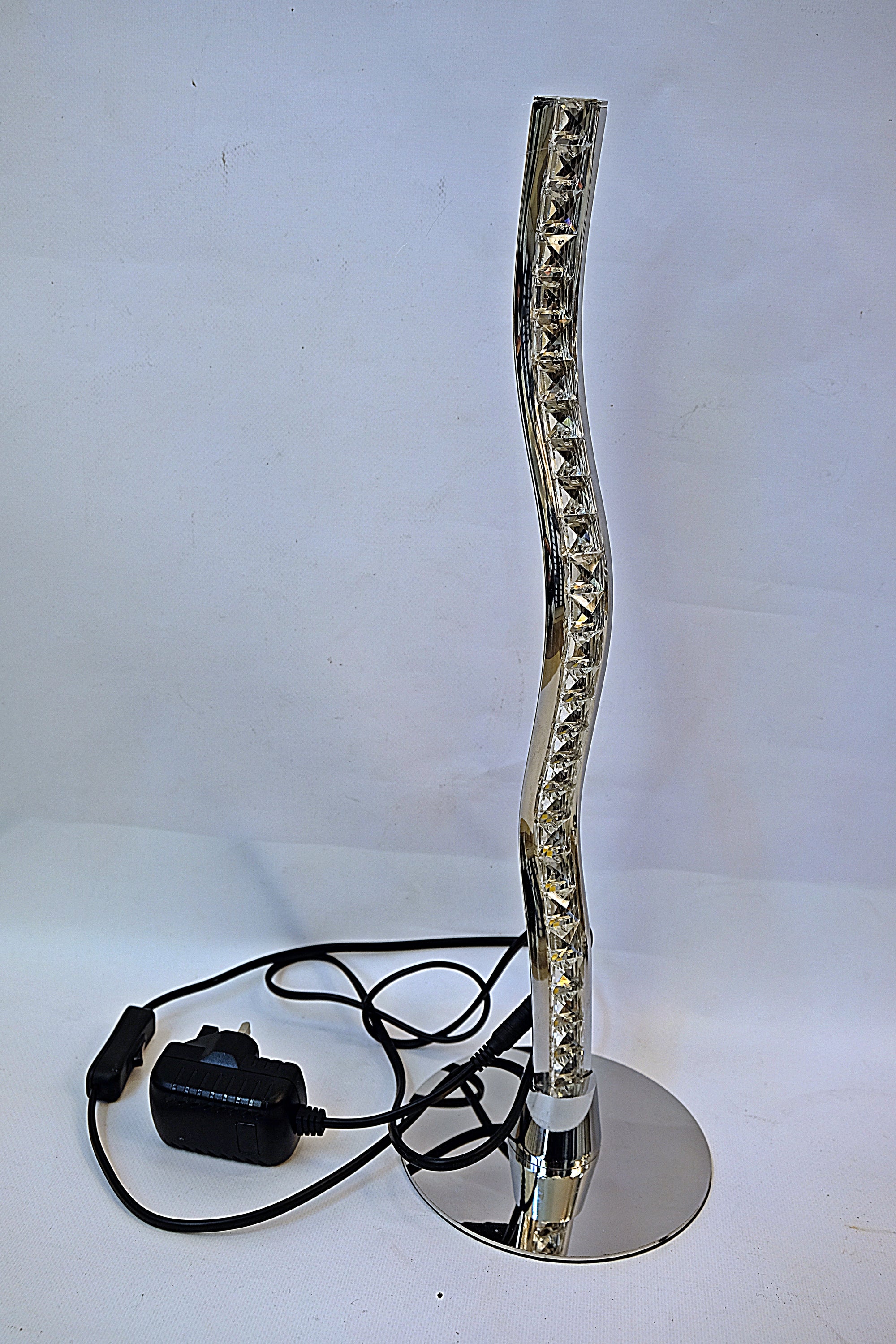 Waved table lamp with metallic frame and crystallic fixtures [MT53028-1A]